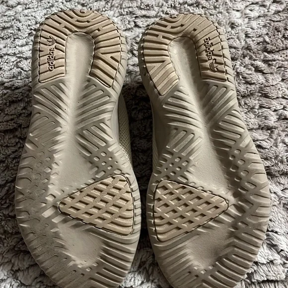 Woman’s Adidas Size 5 - - Picture 3 of 6